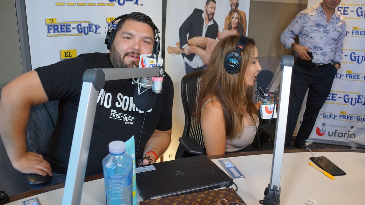 Juan Manuel Márquez llegó al Free-guey show con guante en mano.