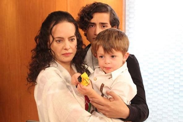 El enfrentamiento de Aris y su padre significó uno de los momentos más duros de la historia, sobre todo para Amapola (Gaby Platas), madre del joven, que no puede seguir viendo cómo sufre su hijo y al final termina apoyándolo.