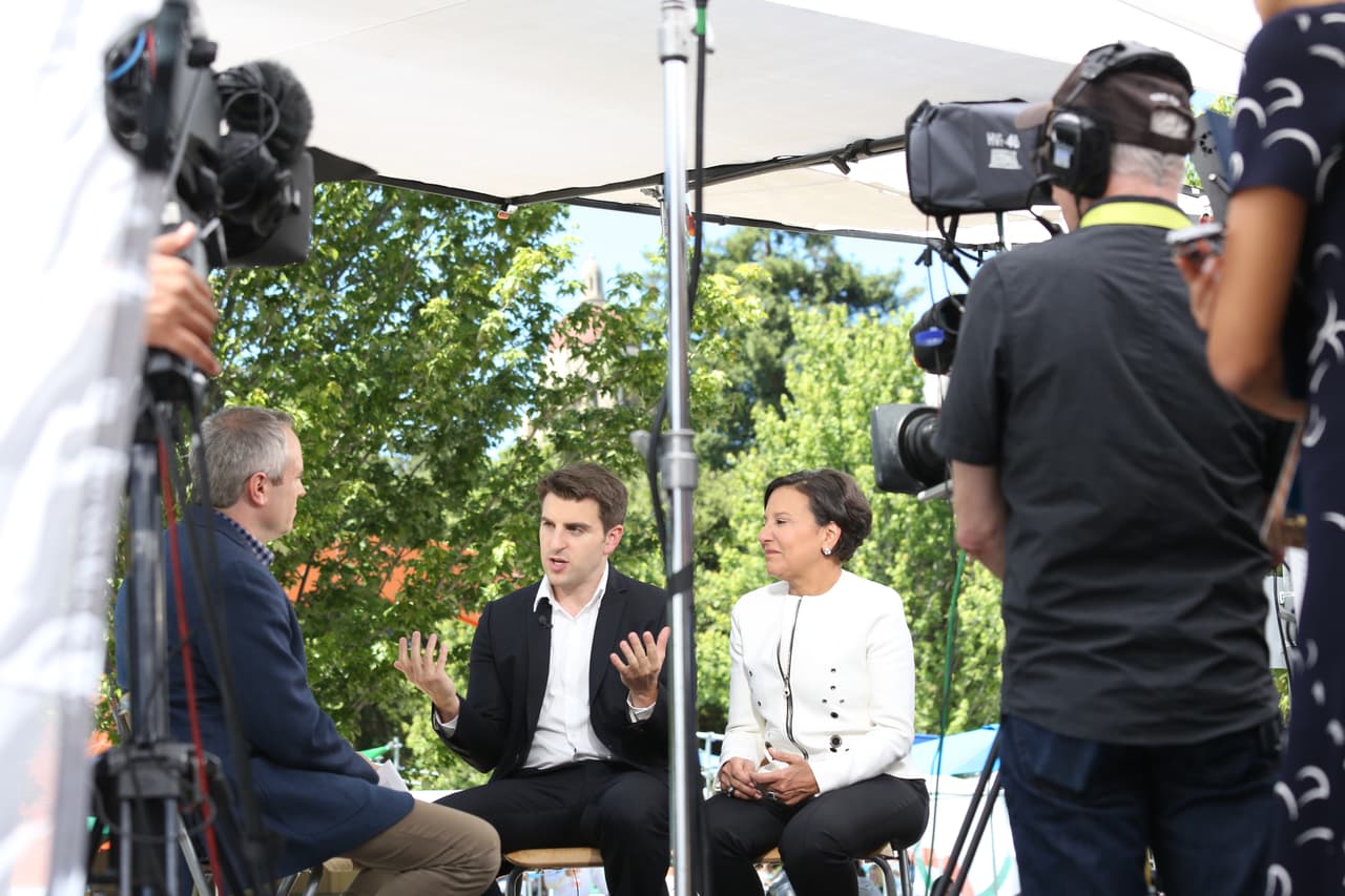 Brian Chesky, de Airbnb, con la secretaria de Comercio Penny Pritzker.