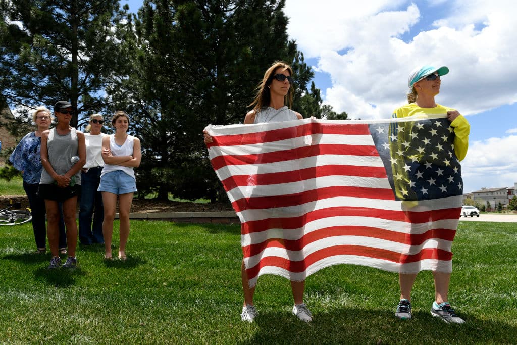 En señal de respeto, los vecinos realizaron espontáneas manifestaciones en señal de luto al paso del cortejo fúnebre. Por ejemplo, este grupo de personas se expresó con una bandera estadounidense.