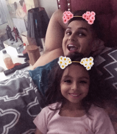 De acuerdo con información de el diario La Opinión, Régulo declaró que tras la llegada de Elizabeth su vida cambió. "Cuando ando en el carro, me acostumbro a las canciones de 'Frozen'. Ya la de 'Let it go' me la sé de memoria", mencionó el cantante.