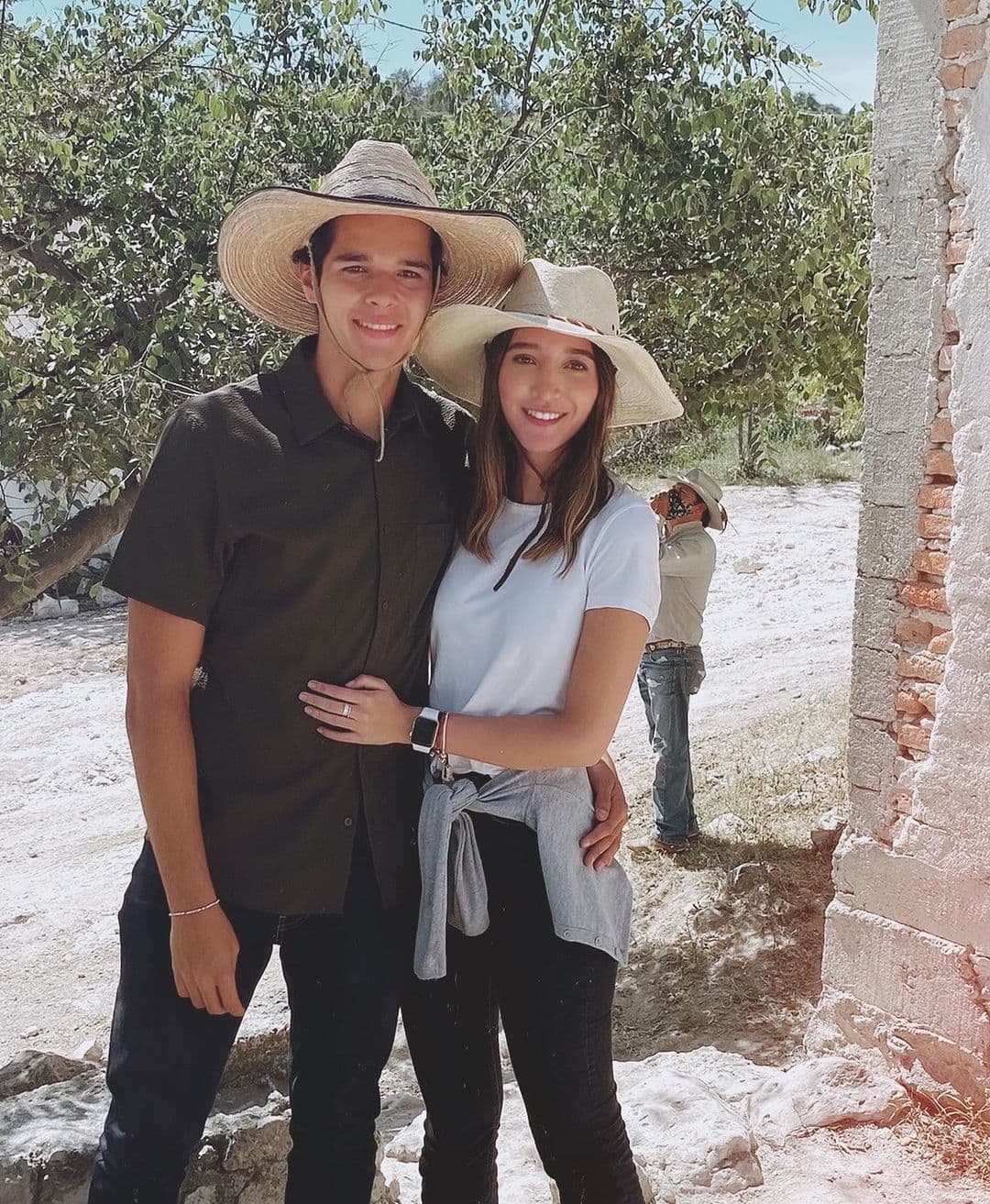 Respecto a si le gustaría convertirse en abuela dijo que sí es uno de sus anhelos, sin embargo, detalló que sus gemelos aún les falta camino por recorrer.