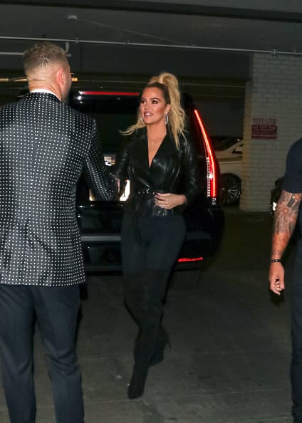 De acuerdo a 
<b><a href="https://theblast.com/khloe-kardashian-calabasas-home-move-tristan-thompson/" target="_blank">The Blast</a></b>, Khloé vivió en Cleveland en la casa de su hoy exnovio durante todo el embarazo y nacimiento de su hija True.