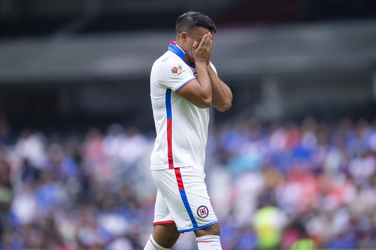 Raúl Gutiérrez arranca su interinato con Cruz Azul derrotanto a los Gallos Blancos pese a sufrir la expulsión del 'Tanque' Morales.