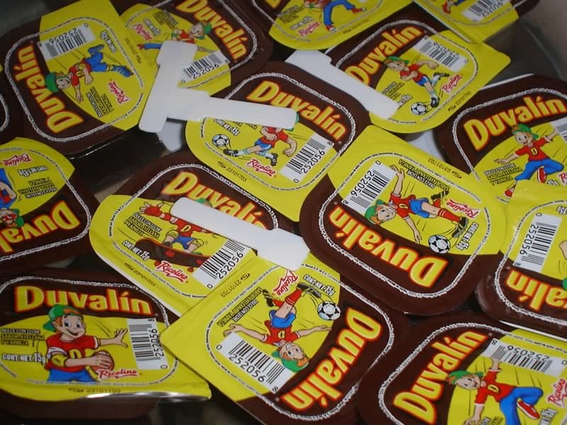<b>Duvalin</b>
<br>Esta es una famosa golosina mexicana, una pasta bicolor de mezclas clásicas como el chocolate y la vainilla o el chocolate y las fresas.