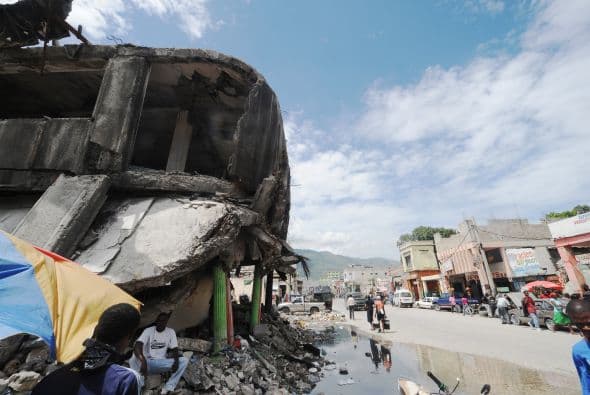 Pilas de escombros continúan en el lugar donde se encontraban miles de inmuebles que se vinieron abajo durante el terremoto del 12 de enero.