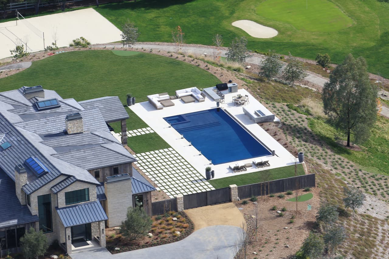Esta cocina al aire libre cuenta además con una parrilla para barbacoa de alta gama.
<br>