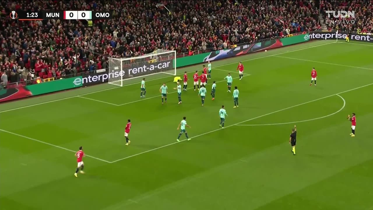 ¡TIRO ATAJADO! disparo por Marcus Rashford.