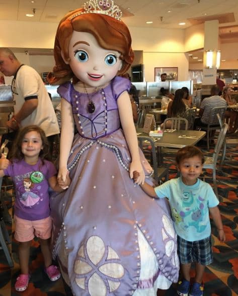 Los pequeños se dieron oportunidad para conocer a sus personajes favoritos. Aquí, con la Princesa Sofía.