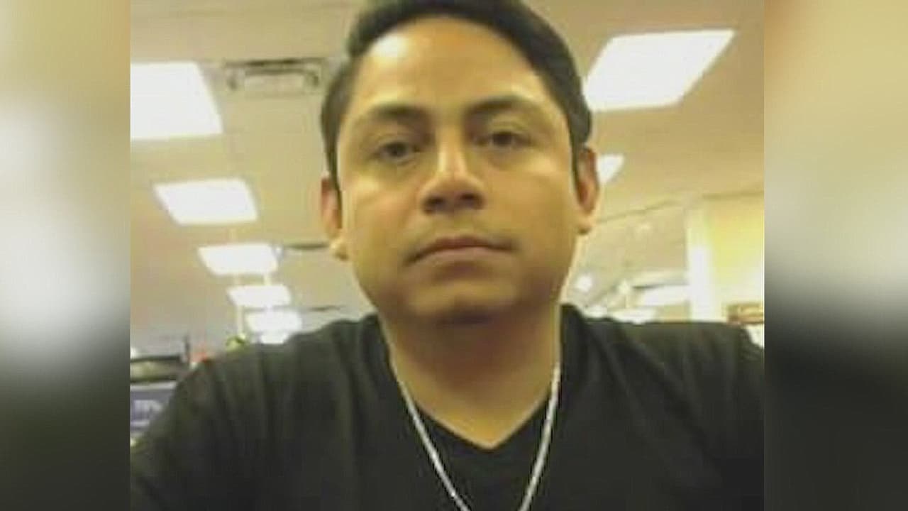 “Escalante Alarcón es considerado armado y peligroso”, indicó la portavoz del alguacil del condado Forsyth, Stacie Miller. Escalante tenía varias órdenes de arresto y era buscado por las autoridades desde febrero por invasión domiciliaria, agresión con agravantes y crueldad hacia los niños.