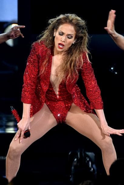 Y sobre el escenario también se pone muy ardiente.