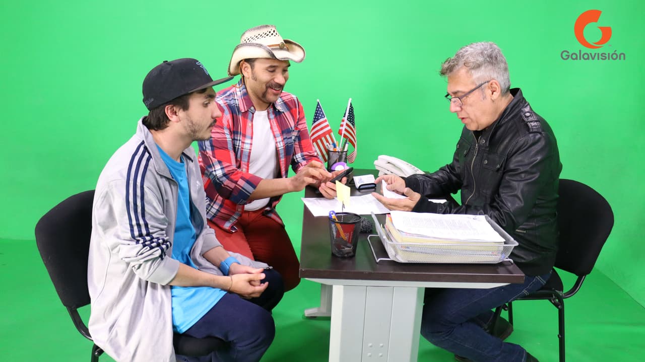 Antes de iniciar grabaciones, el director José Sierra repasó cada detalle del guión con Los Cousins.