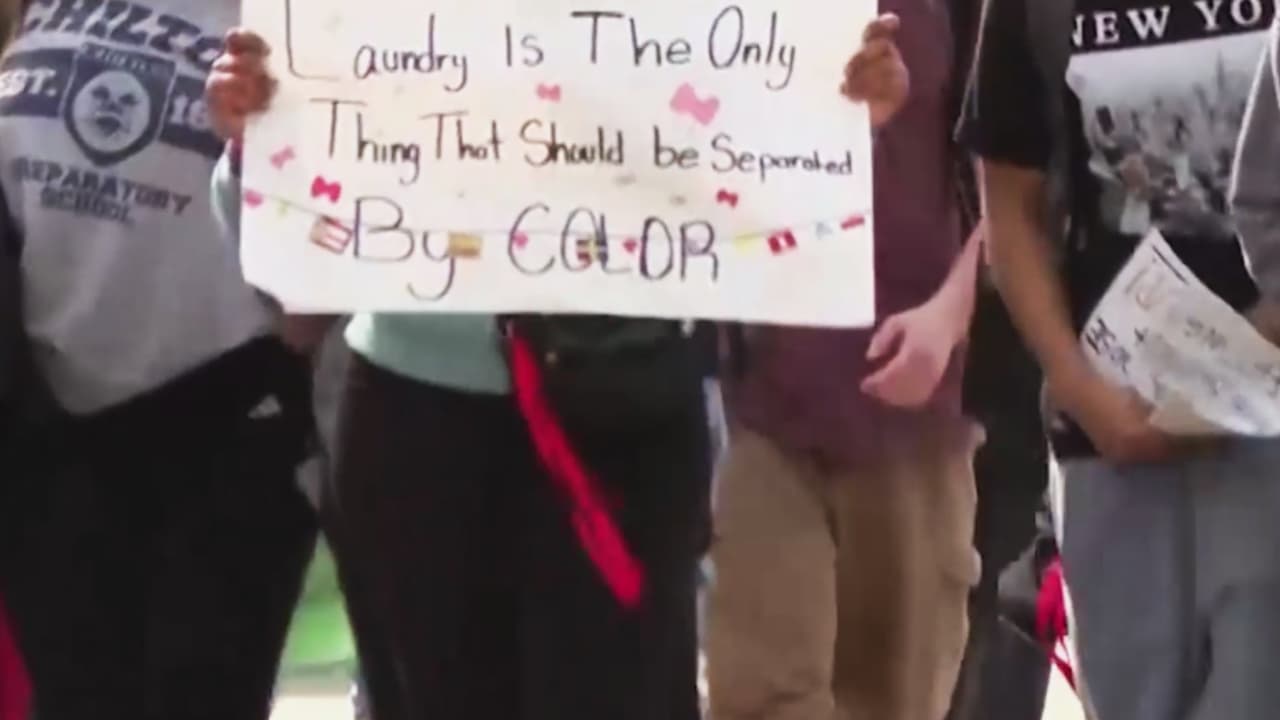 Estudiantes de una preparatoria en Texas salen a protestar contra los operativos de ICE