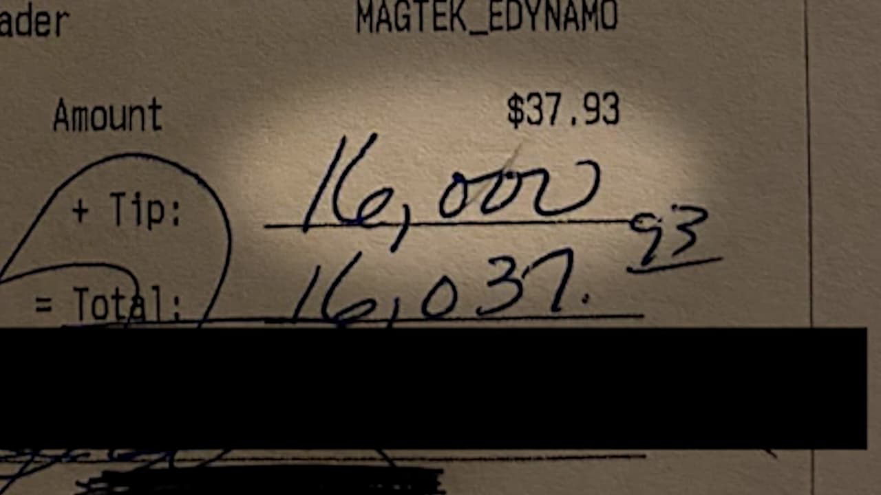 <b>En video. "Se lo merecen, trabajan mucho": un cliente deja $16,000 de propina tras consumir solo 37 dólares </b>
<br>
<br>Un cliente llegó un bar en New Hampshire y luego de ordenar su comida sorprendió a los ocho empleados que trabajan en el local con la generosa suma. Más noticias 
<a href="https://www.univision.com/noticias" target="_blank">aquí</a>.