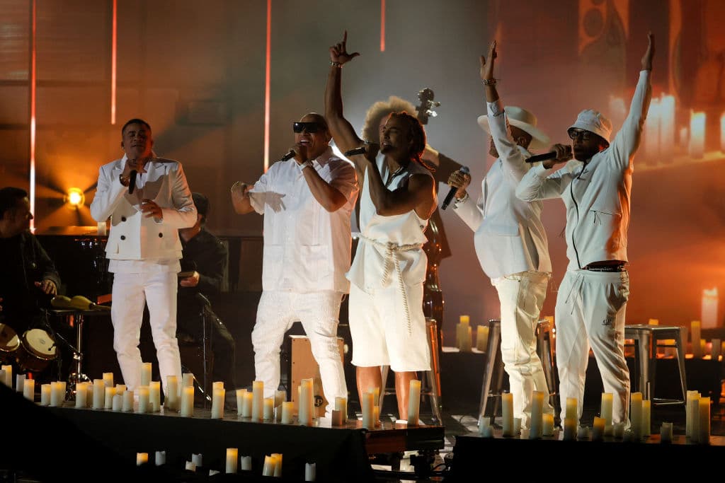 Los cantantes 
<b><a href="https://www.univision.com/shows/latin-grammy/yotuel-y-gente-de-zona-cantan-en-los-latin-grammy-2021-su-himno-por-la-libertad-video">interpretaron ‘Patria y Vida’, tema nominado a Canción del Año</a></b>.