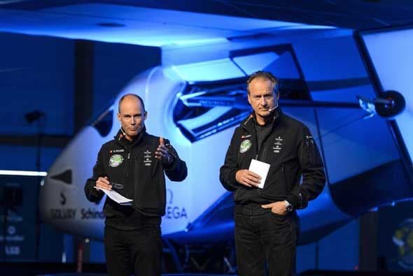 Solar Impulse 2 (Si2), el segundo prototipo de avión solar, fue presentado en Suiza, con miras a dar la vuelta al mundo a partir de marzo del 2015, gracias a su autonomía que le permitirá volar hasta cinco días seguidos.