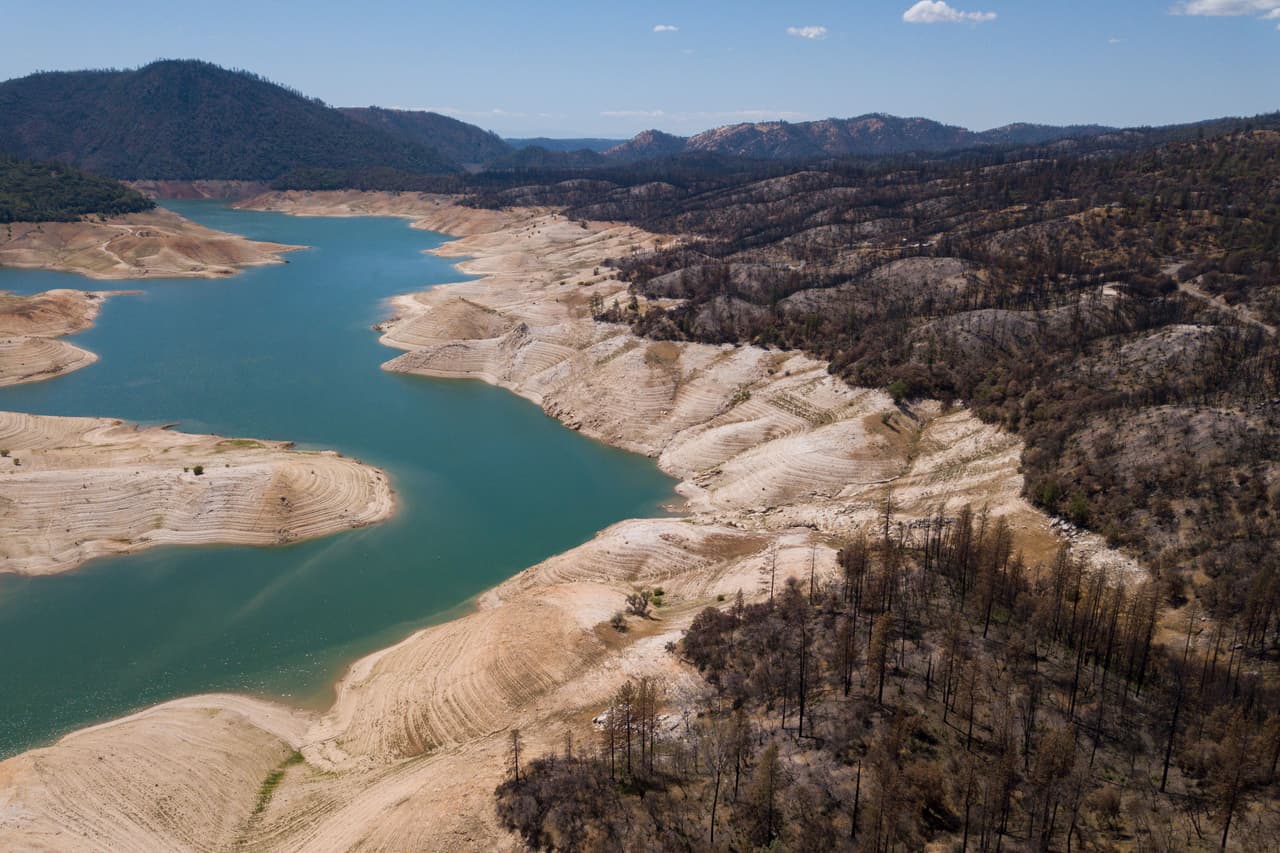 El verano no ha comenzado oficialmente y el lago Oroville, el segundo embalse más grande de California, está a menos de la mitad de su capacidad promedio en esta época del año. Este lago proporciona agua potable a más de 25 millones de personas.