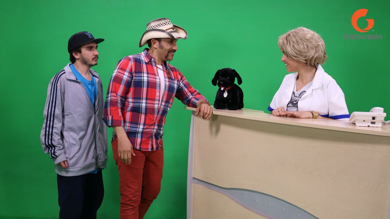 Las ocurrencias del cousin Luis siempre estaban presentes en el set.