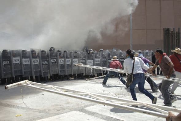 Y trataban de romper el cerco humano hecho por policías para lograr ingresar al inmueble.