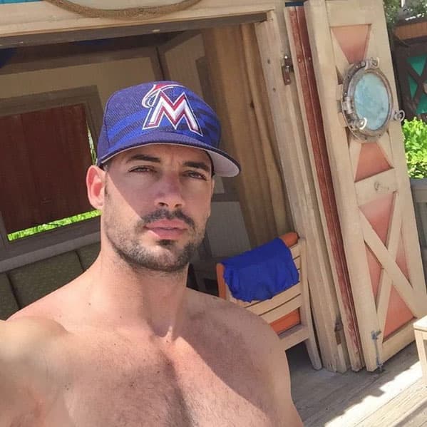 Pero este galán cubano también se quitó la ropa para sentir los rayos del sol.