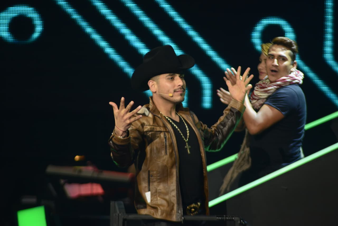 Cuando no están frente a la cámara, los famosos hacen de todo, lo malo es que no se dan cuenta que nuestra cámara indiscreta anda alerta y los está viendo. Así fue como captamos a jueces y capitanes en el detrás de cámaras.