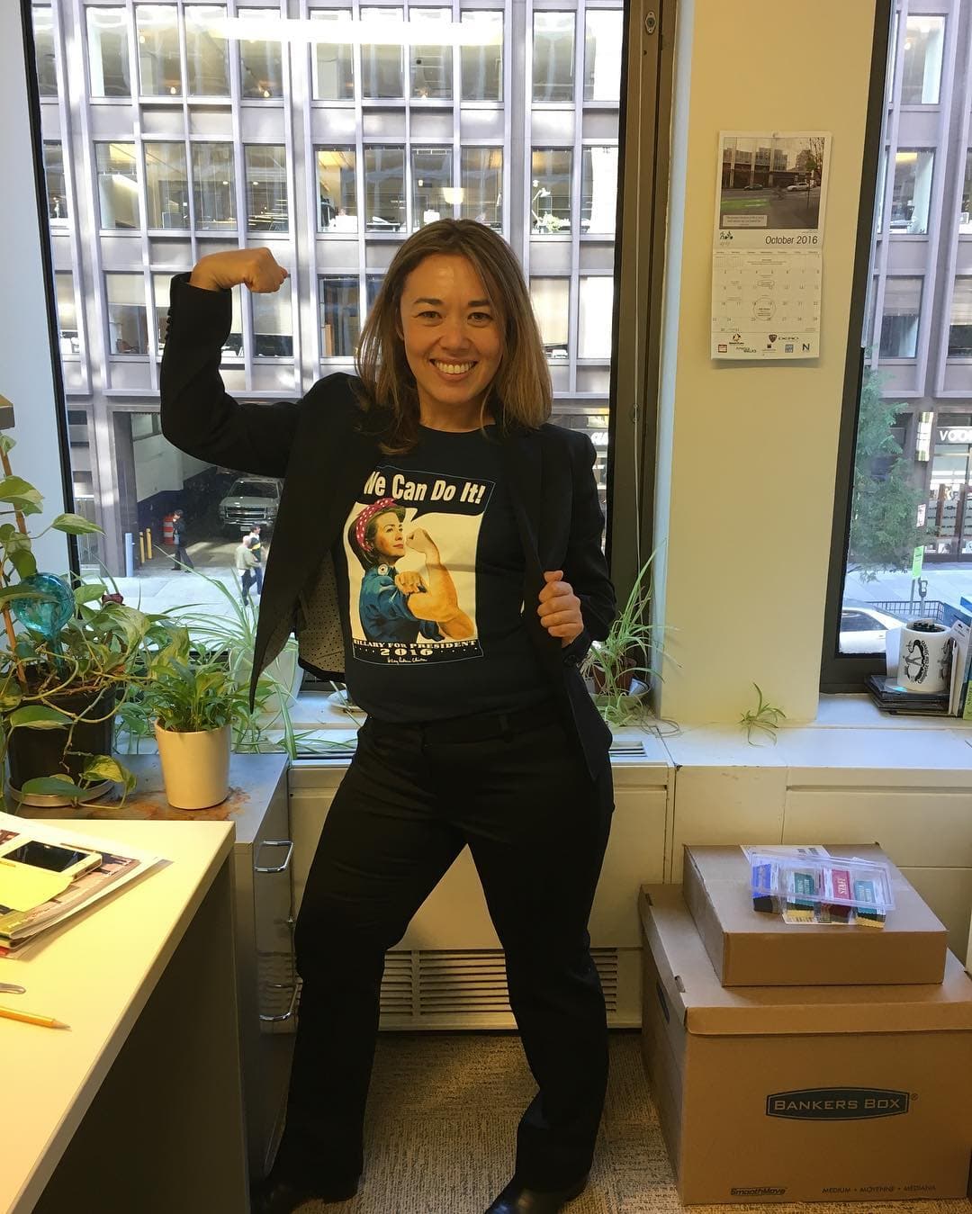 El traje de pantalón, 
<a href="http://www.univision.com/estilo-de-vida/moda/de-juana-de-arco-a-beyonce-historia-del-pantalon-la-prenda-que-empodero-a-mujeres-revolucionarias-fotos">usado por muchas mujeres que marcaron la historia por su rebeldía</a>, ha quedado asociado con el feminismo a través de las seguidoras de la demócrata.