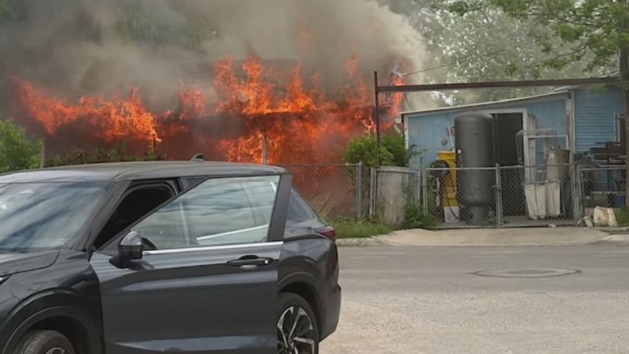 Un incendio consume una casa en el West Side de San Antonio