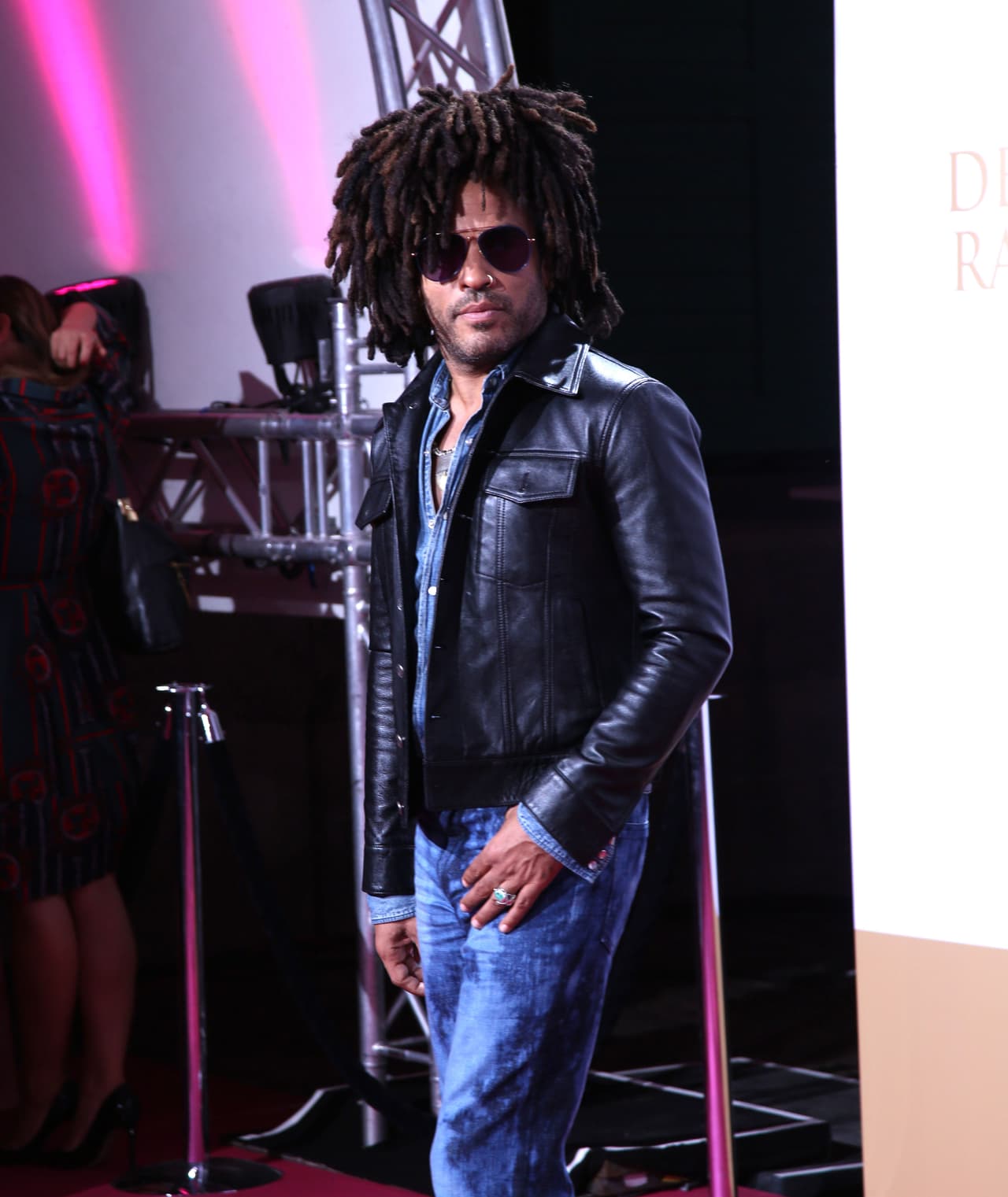 En agosto de 2015, durante una presentación en Estocolmo, Suecia, se puso en cuclillas y su pantalón se rompió justo en la entrepierna dejando sus genitales al descubierto.