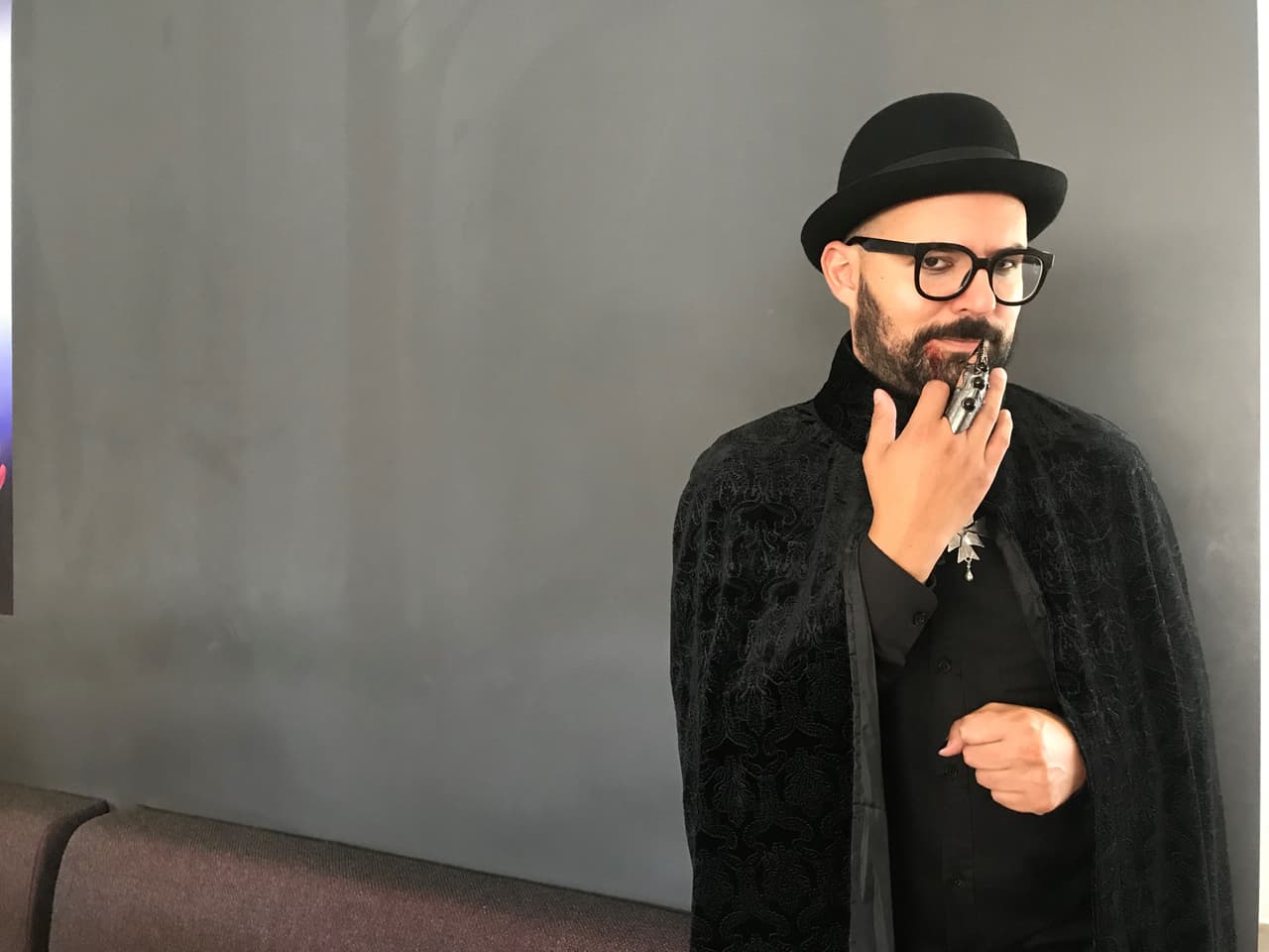 Luis Godínez, Asistente de Dirección de Noticias Univision 14, se disfrazó este año de vampiro y no dejó pasar los detalles como la sangre en la barba.