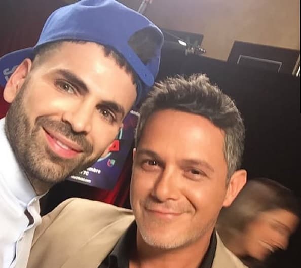 ¡Sorpresa! de nuevo Jomari se puso listo para atrapar a las estrellas y así cachó a Alejandro Sanz.