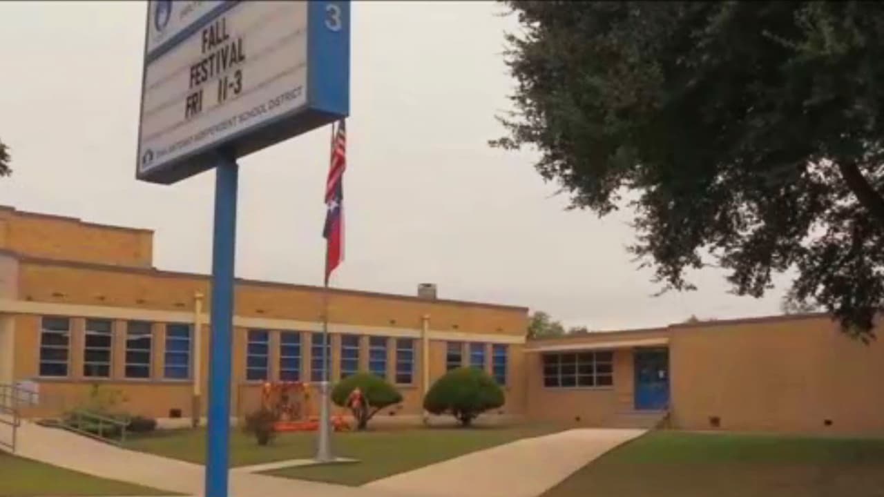 Una placa en honor de René Blancas Jr. será instalada en el campus donde estudiaba, según informaron directivos del plantel.