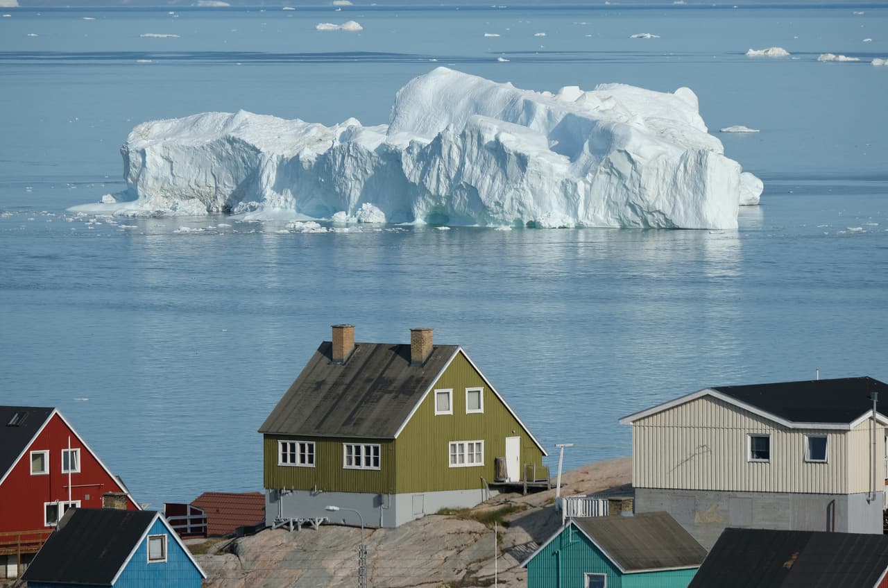 Según el estudio, un tercio de este aumento del nivel del mar se produjo en solo dos veranos, en 2012 y 2019, cuando el clima extremo llevó a niveles récord de derretimiento del hielo no vistos en los últimos 40 años.
<br>
<br>La fotografía muestra un iceberg frente a la costa de Ilulissat, la inusual ola de calor que elevó las temperaturas desde el Sahara hasta el norte de Europa a mediados de 2019.
<br>
<br>
<a href="https://www.univision.com/noticias/planeta/asi-nos-muestran-los-glaciares-que-la-tierra-de-verdad-se-esta-calentando-fotografias-interactivas"><u>Vea aquí las fotografías interactivas que muestran cómo el calentamiento global está haciendo desaparecer los glaciares en todo el mundo</u></a>
<br>
