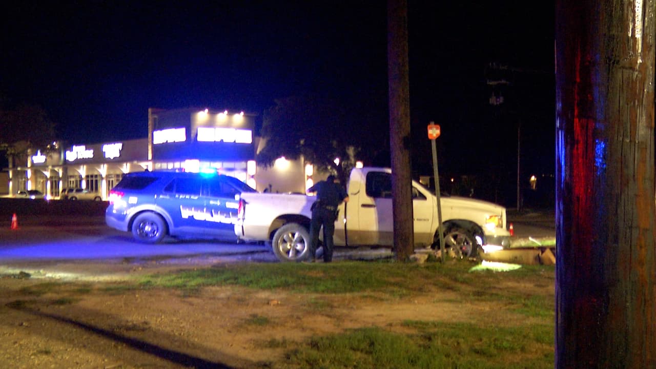 Una mujer saltó de un vehículo en movimiento, mientras que otra fue arrestada tras una persecución que inició tras una parada de tráfico.