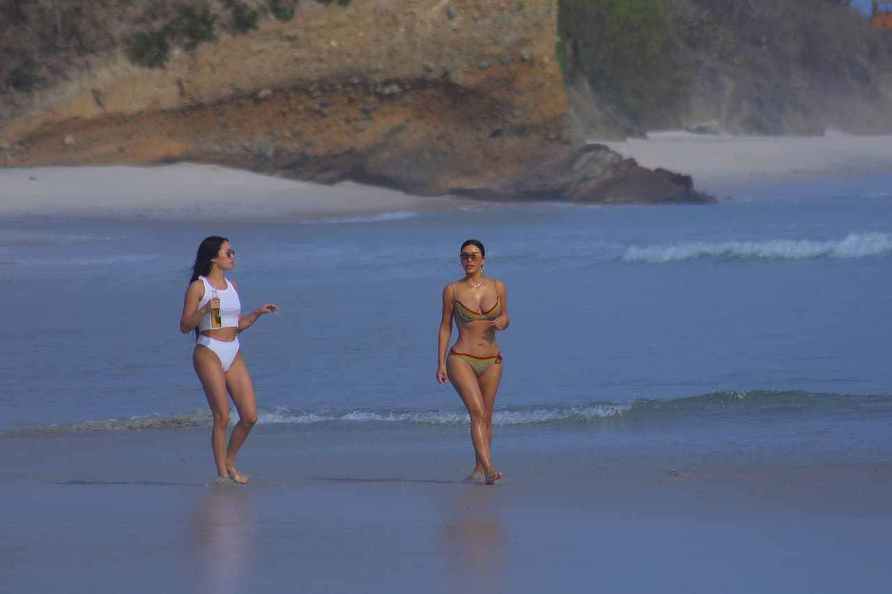 Kim Kardashian pasó el fin de semana del 22 de abril de 2017 en el resort Casa Aramara, en Tulum, México. Allí estuvo en la playa con Stephanie Sheppard, su asistente, mientras tomaba una cerveza. Además, Kourtney Kardashian también estuvo con amigas en el lugar.