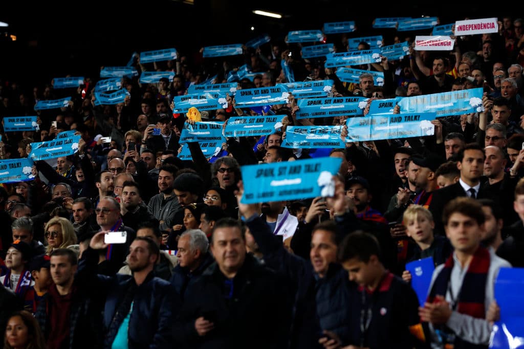 La afición protesta mostrando su cartulina y con cantos de 'sit and talk'.
