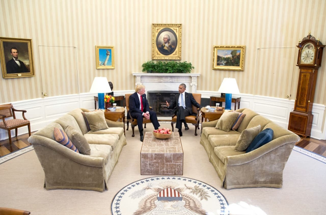 <b>El encuentro cordial.</b> El presidente Barack Obama recibe al recién electo presidente Donald Trump en la oficina Oval de la Casa Blanca, el 10 de noviembre de 2016.