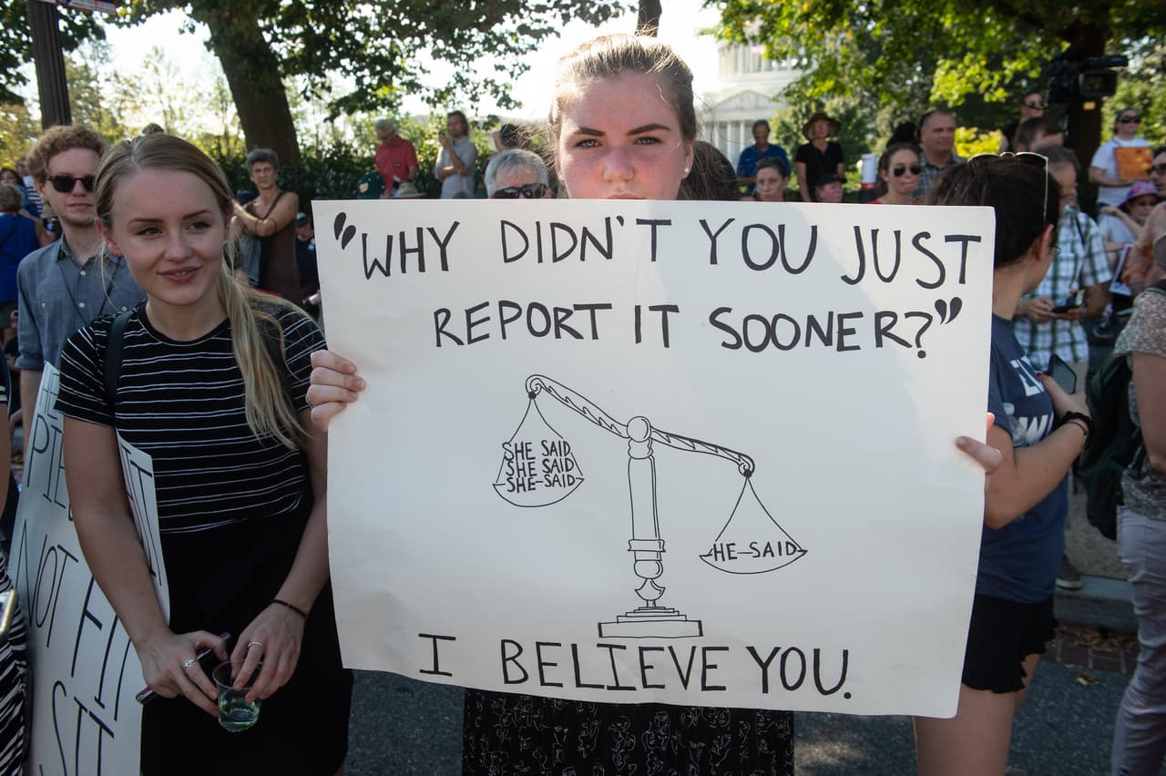 “¿Por qué no lo reportaste antes?” en referencia a las críticas a las denuncias de Christine Blasey Ford hechas 36 años después de la presunta agresión sexual. “Yo te creo”, concluye el mensaje de la pancarta vista en Washington DC.