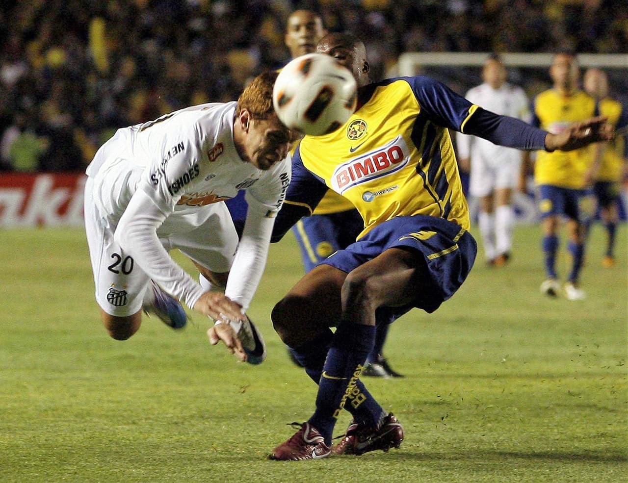SOCCER/FUTBOL LIBERTADORES 2011 AMERICA VS SANTOS Action photo of Ze Eduardo of Santos (L), during Libertadores 2011 Cup game at Queretaro./Foto de accion de Ze Eduardo de Santos (I), durante juego de Copa Libertadores 2011 en ciudad de Queretaro. 03 May 2011. MEXSPORT/ANTONIO GARCIA