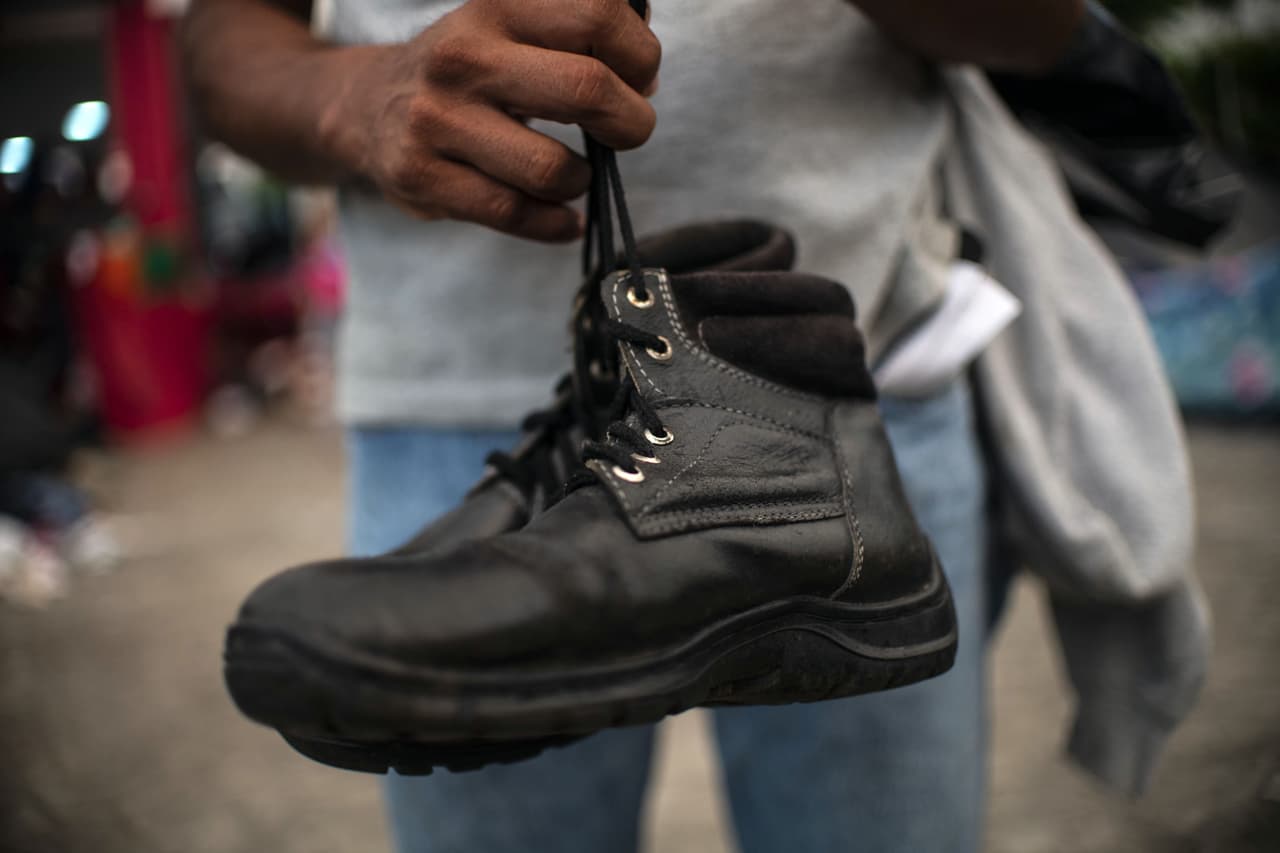 <b>Jerónimo García</b> salió de Honduras y quiere llegar a EEUU para conseguir trabajo. Lo más valioso que lleva consigo es un par de botas negras. Huixtla, estado de Chiapas, México. 29 de octubre de 2018.