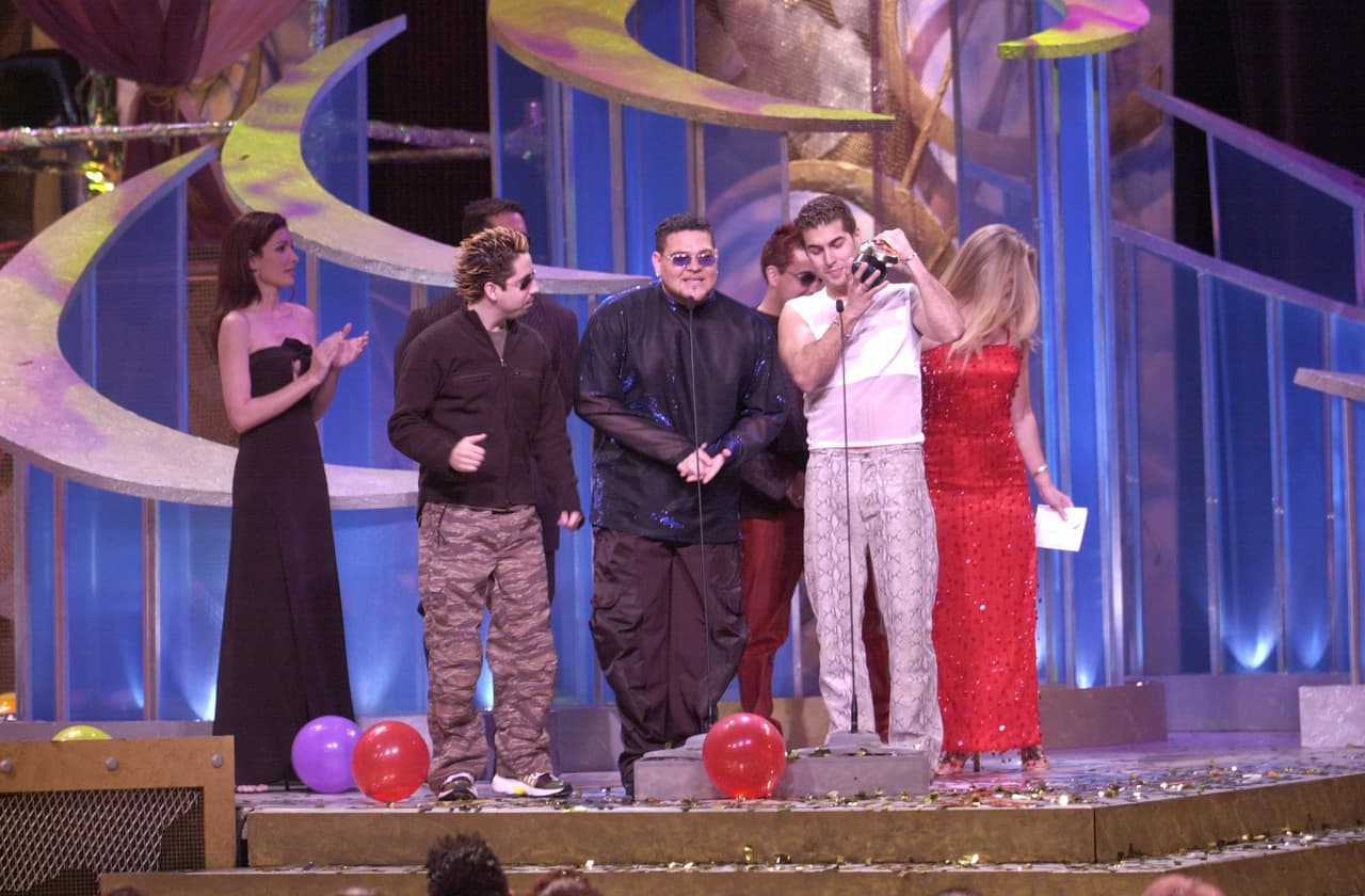 Son By Four fueron los que ganaron más premios esa noche: un total de seis. ¿Recuerdas la canción que iba: "perdona si te estoy llamando en este momento, pero me hacía falta escuchar de nuevo, aunque sea un instante tu respiración"? 'A puro dolor' forma parte de su segundo disco que llevó por nombre el mismo de la banda.