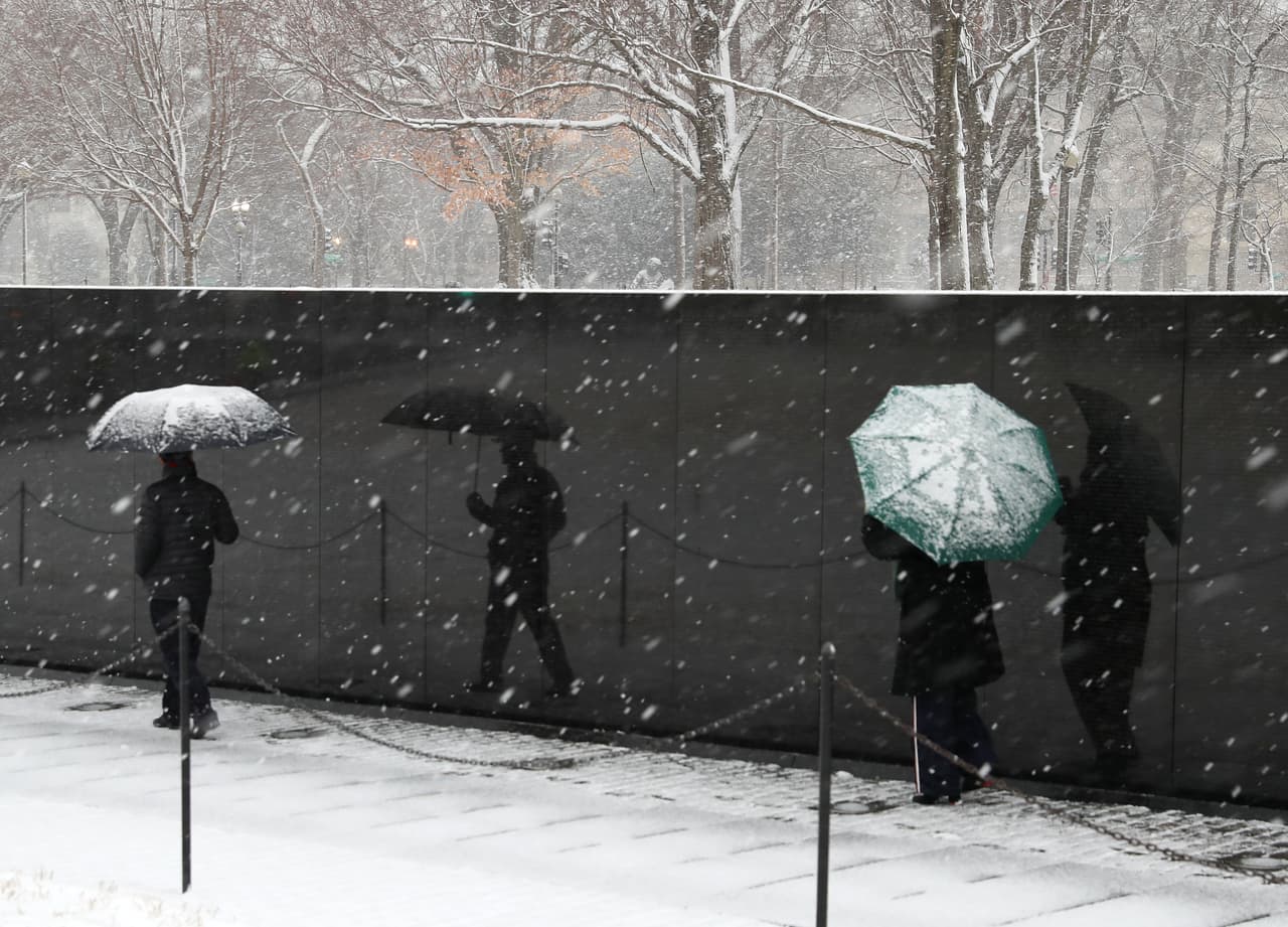 A pesar del clima, muchos se animaron a salir a la calle. Dos turistas visitaban temprano esta mañana el monumento a los caídos en la Guerra de Vietnam.