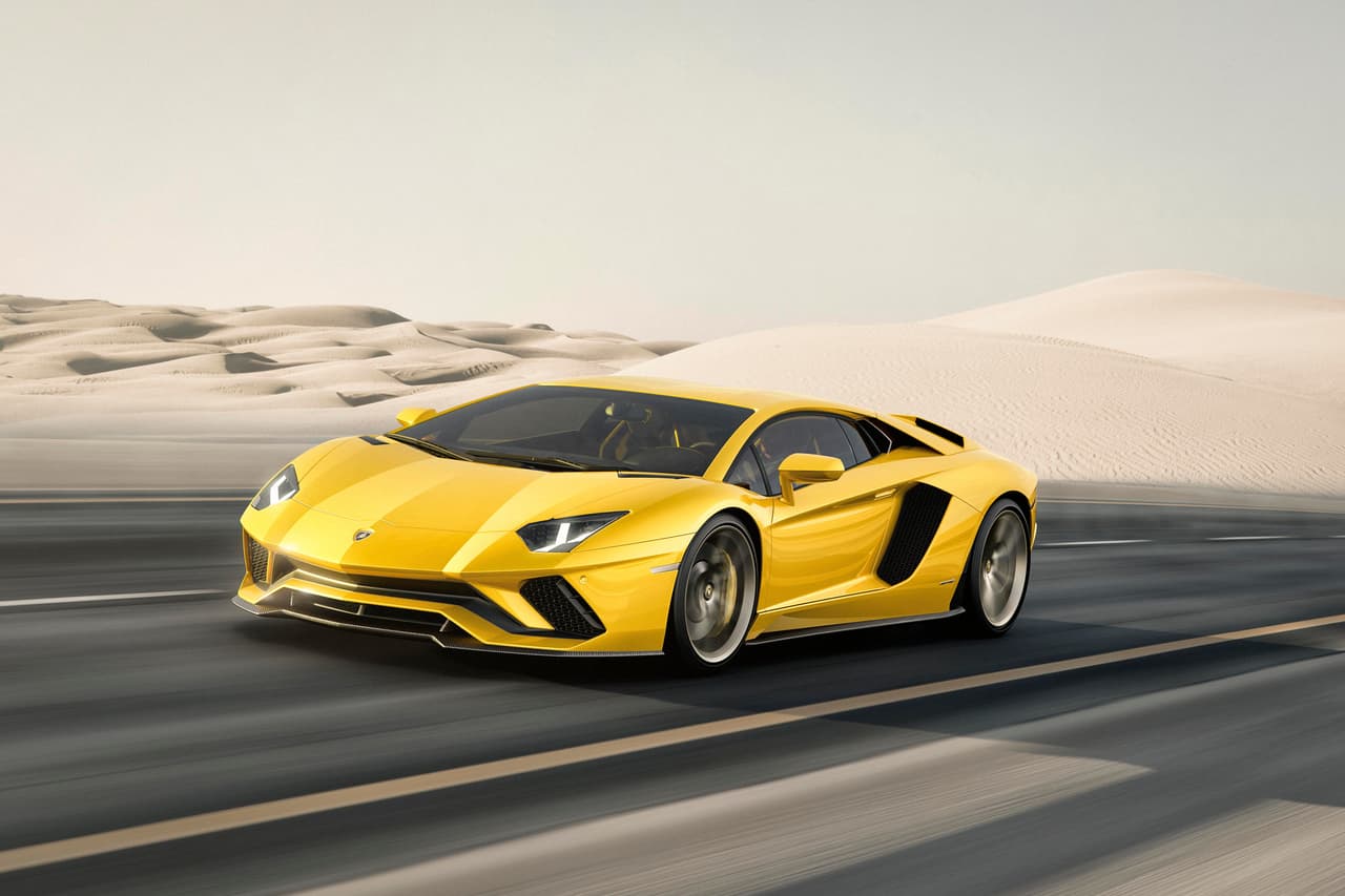 El frente del Aventador S muestra una
<b>trompa</b>
<b>distinta</b>, rediseñada, con un
<b>nuevo</b>
<b>splitter</b> que redirige el flujo de aire. Con esto Lamborghini buscó mejorar la
<b>refrigeración</b> del motor y radiador, y el desempeño aerodinámico.