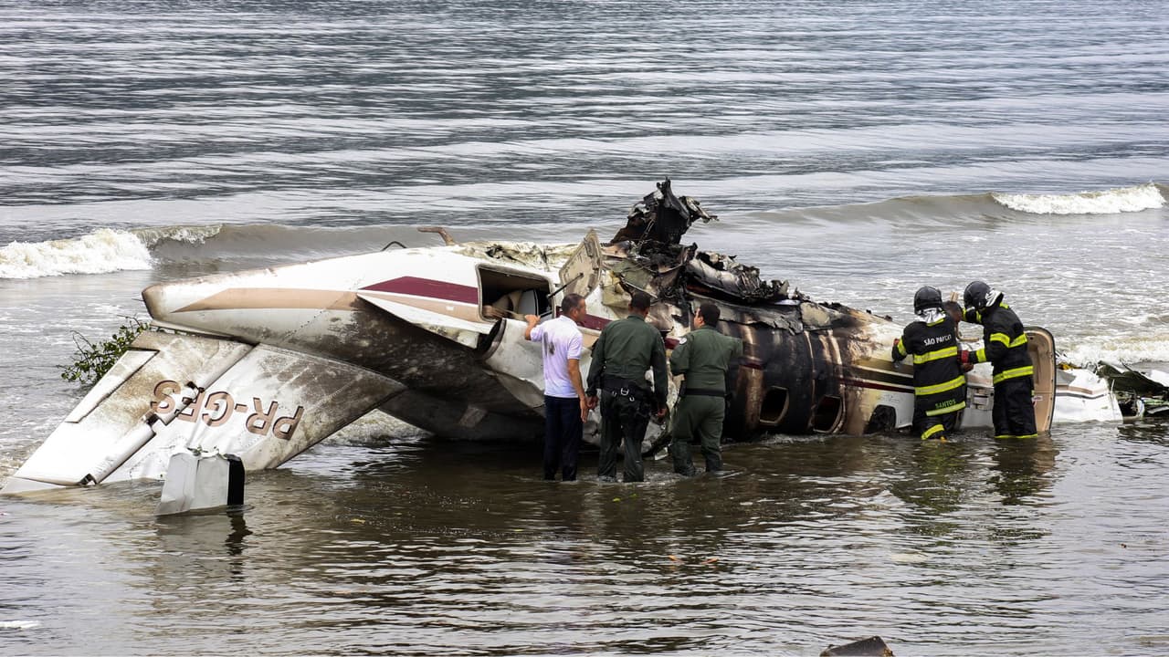 El momento en que una avioneta se estrella y explota: el piloto murió y dos menores resultaron heridos