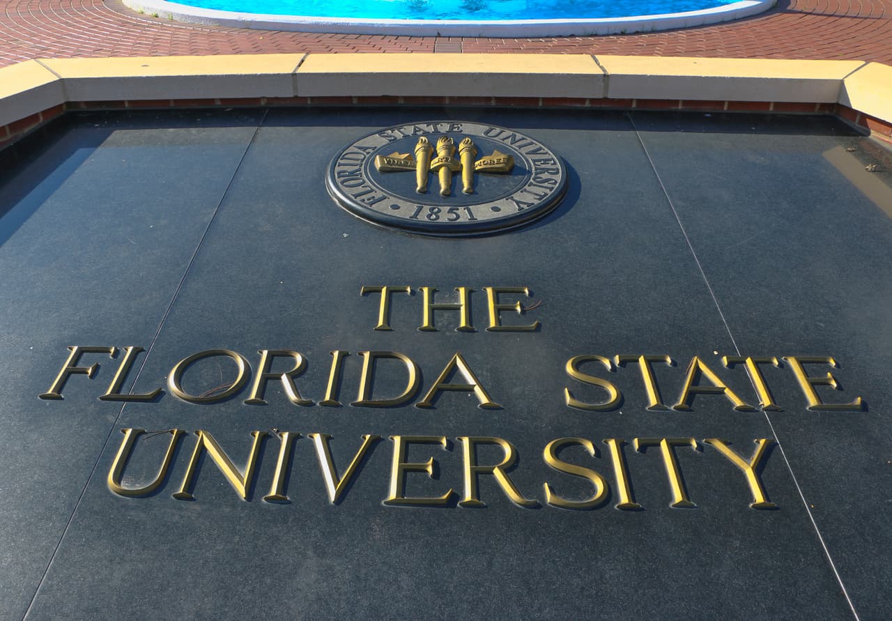 <b><a href="https://www.univision.com/temas/florida">Florida</a>: </b>Una ley vigente desde 2014 establece que los estudiantes indocumentados que han asistido a una escuela secundaria en Florida durante los tres años anteriores a su graduación de bachiller, si aplican a una institución de educación superior antes de que transcurran dos años de su graduación, o suministran su expediente académico oficial de Florida, pueden optar por matrículas estatales.