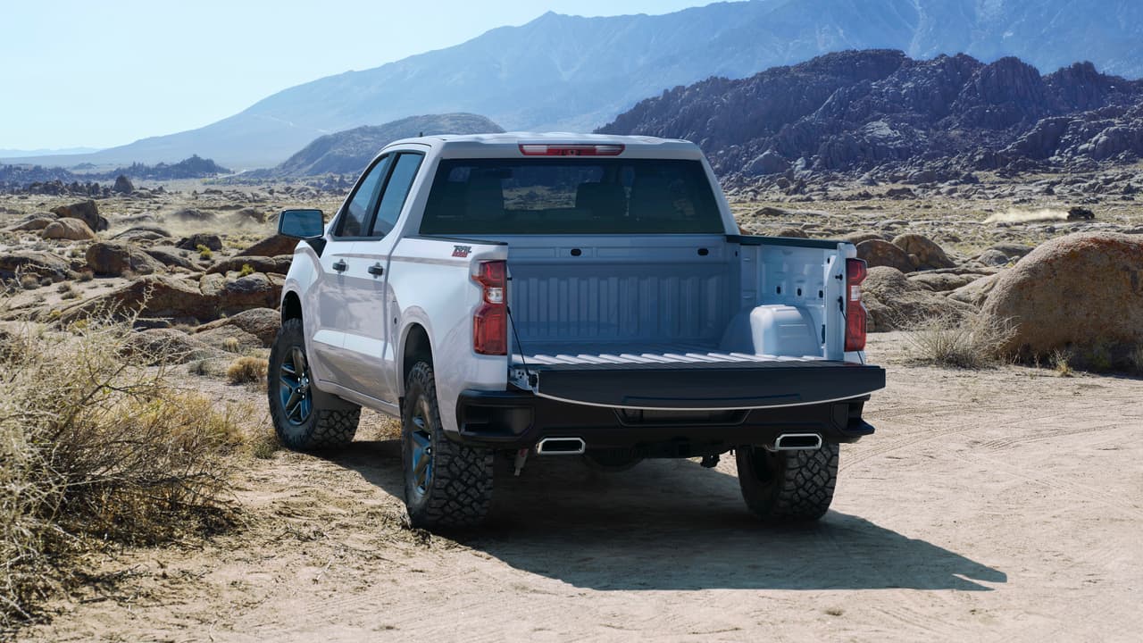 Pero dejó muy claro que
<b> su equipamiento será muy superior </b>al que estamos acostumbrados a ver en el segmento de las pickups. La Silverado 1500 será la primera en tener, de manera opcional, un portón trasero manipulable a control remoto.