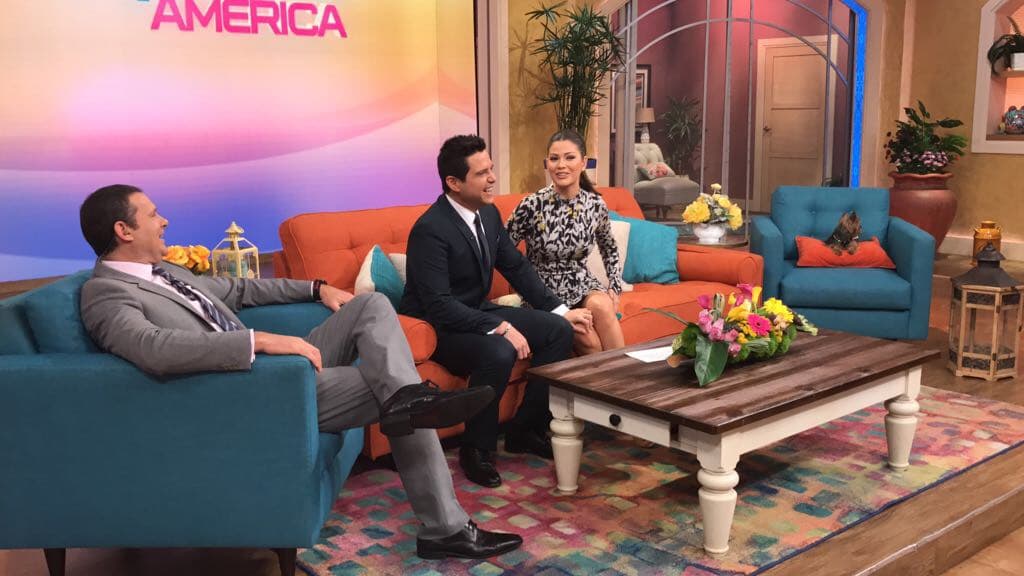 Alejandro Chabán llegó con una primicia, el lanzamiento de su libro en inglés y en español.