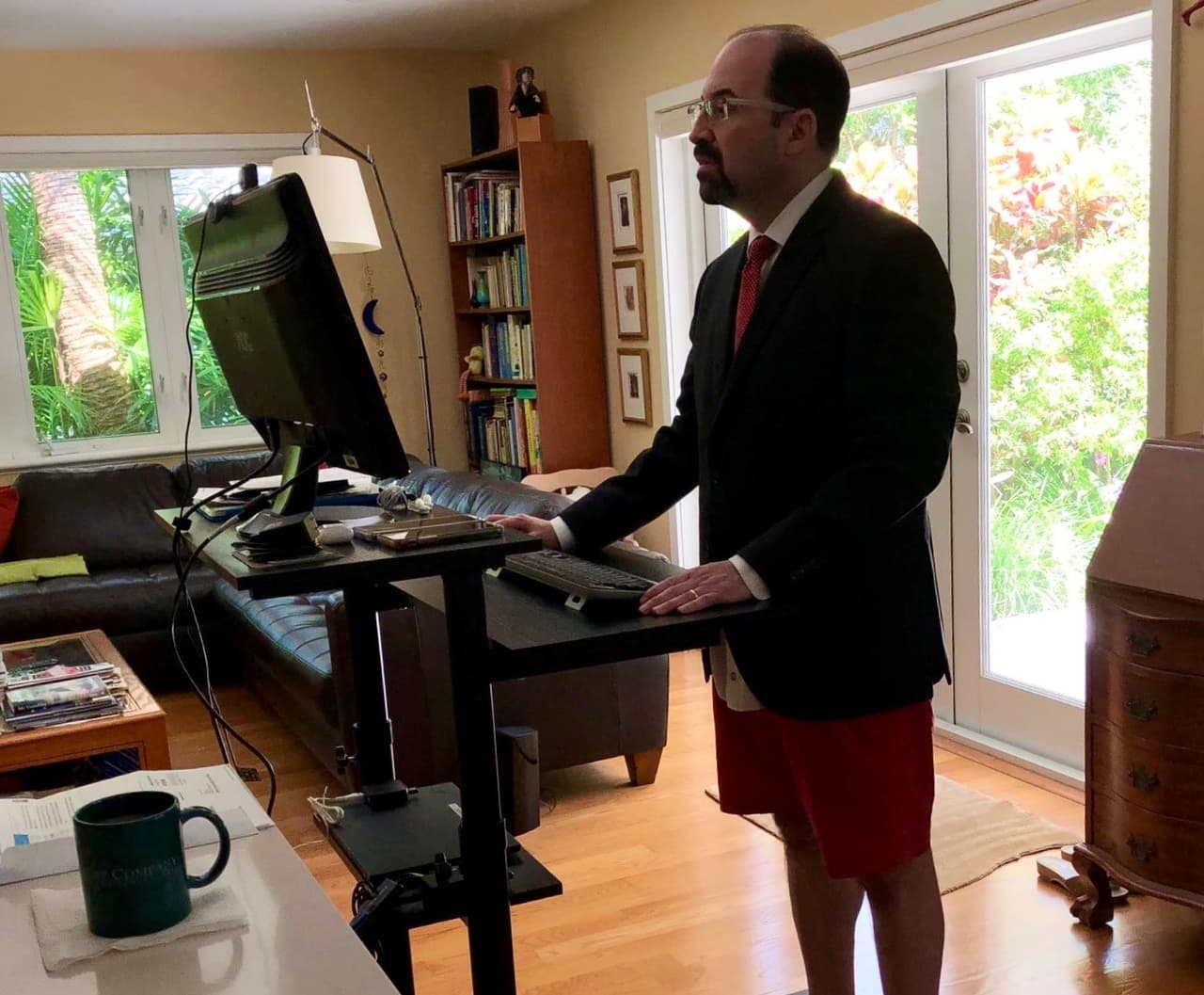 El abogado David Weinstein, vestido para la corte en tiempo de covid.