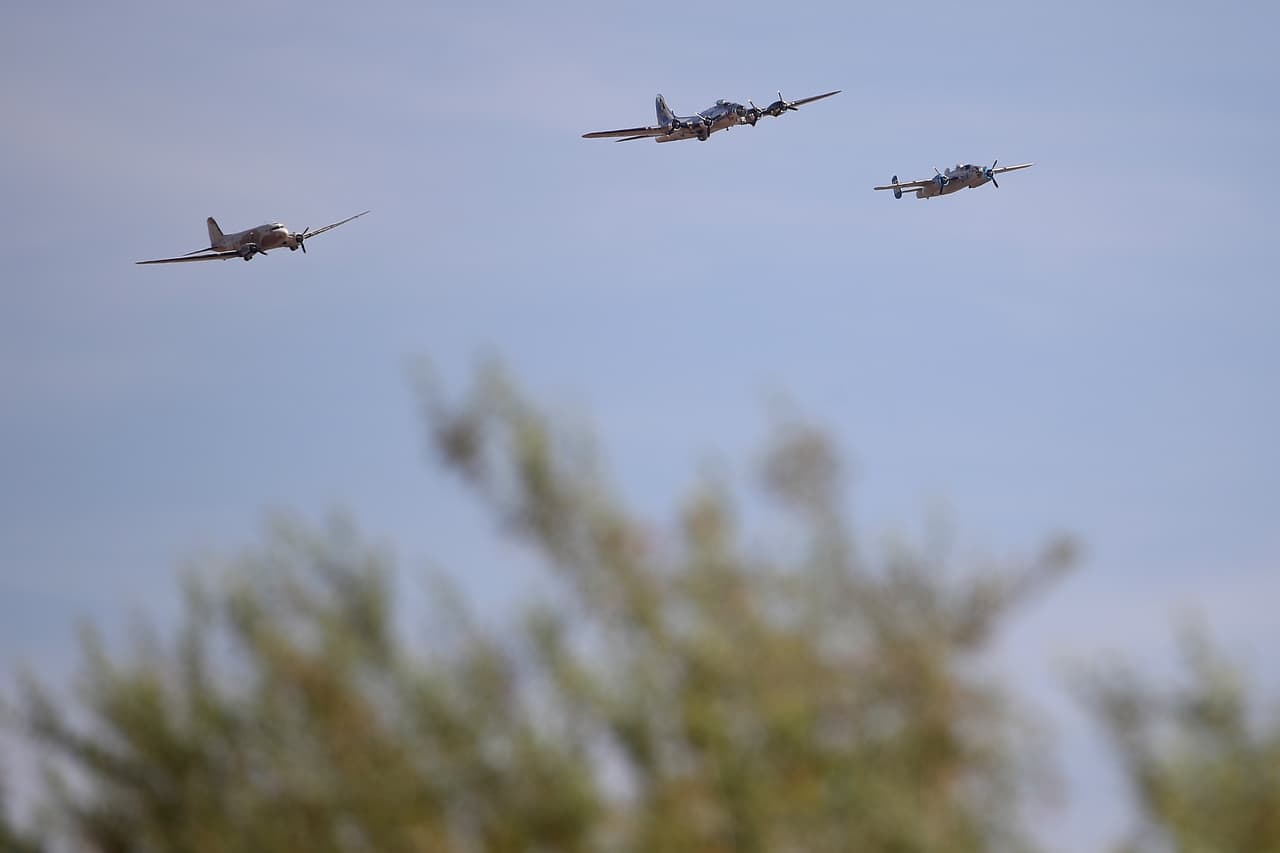 Un bombardero B-17 "Flying Fortress", un B-25 Mitchell y un C-47 Skytrain realizan un sobrevuelo en honor del 75 aniversario de la victoria en Europa y el final de la Segunda Guerra Mundial en el Cementerio Nacional Memorial de Arizona.
