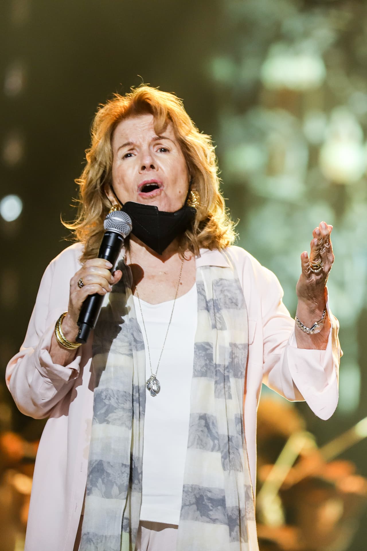 La leyenda de la música, Vikki Carr, a sus 80 años de edad, sigue cautivando con su voz y en esta ocasión estuvo junto a dos de las nuevas voces de la música latina.