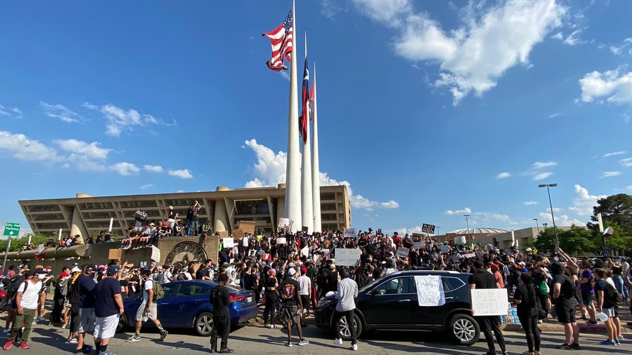 Incluso el gobernador de Texas, Gregg Abbott se reunió en Dallas con el alcalde de esa ciudad y Fort Worth, jefes policiales, y líderes locales entre otros, para reiterar su llamado a la paz y a la cordura para manifestarse.